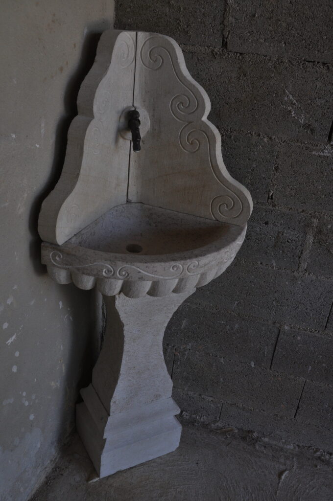 fontaine d'angle en pierre de bourgogne