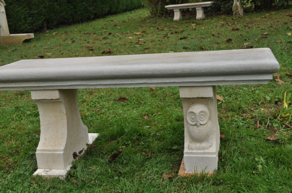 banc en pierre de bourgogne avec chouette sculptée